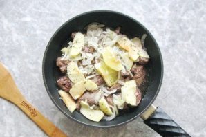 Куриная печень с луком и белым вином