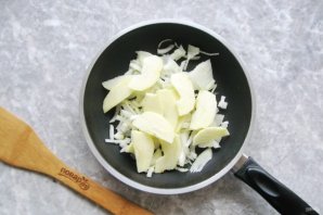 Куриная печень с луком и белым вином