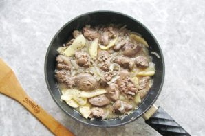 Куриная печень с луком и белым вином