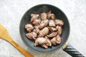 Куриная печень с луком и белым вином