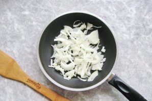 Куриная печень с луком и белым вином