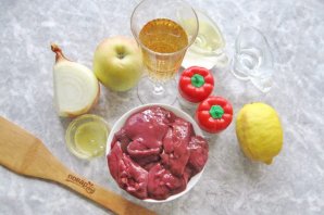 Куриная печень с луком и белым вином