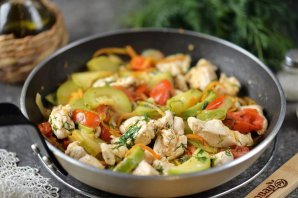 Куриное филе с кабачком на сковороде