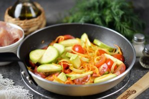 Куриное филе с кабачком на сковороде