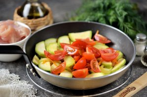 Куриное филе с кабачком на сковороде