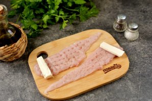 Куриные рулетики с плавленым сыром в беконе