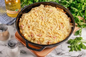 Ленивый пирог из лаваша с сыром и колбасой на сковороде