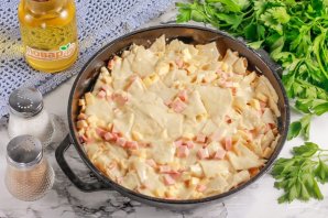 Ленивый пирог из лаваша с сыром и колбасой на сковороде