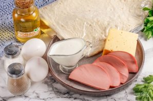 Ленивый пирог из лаваша с сыром и колбасой на сковороде