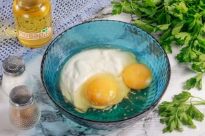 Ленивый пирог из лаваша с сыром и колбасой на сковороде