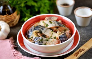 Маринованная скумбрия с луком и томатной пастой