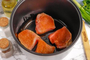 Медальоны из свинины в мультиварке