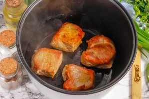 Медальоны из свинины в мультиварке