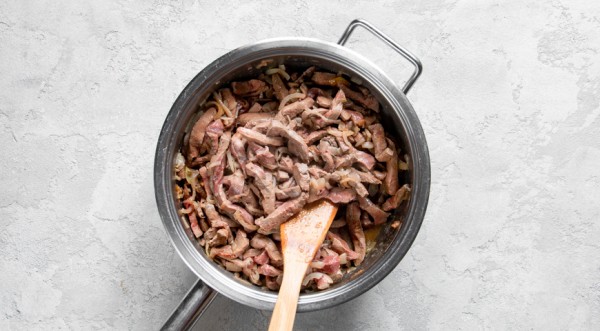 Мягкая говяжья печень на сковороде, пошаговый рецепт с фото Мягкая говяжья печень на сковороде, пошаговый рецепт с фото