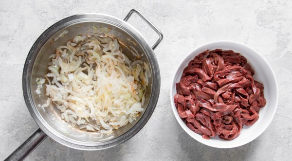 Мягкая говяжья печень на сковороде, пошаговый рецепт с фото Мягкая говяжья печень на сковороде, пошаговый рецепт с фото