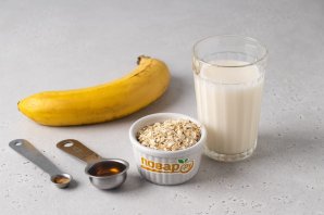 Молочный коктейль с бананом, мёдом и овсяными хлопьями