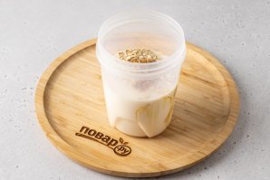 Молочный коктейль с бананом, мёдом и овсяными хлопьями