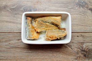 Навага жареная со сметанным соусом