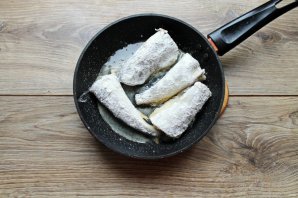 Навага жареная со сметанным соусом