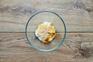 Навага жареная со сметанным соусом