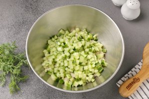 "Оливье" с курицей и свежим огурцом