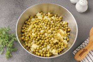 "Оливье" с курицей и свежим огурцом