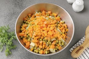 "Оливье" с курицей и свежим огурцом