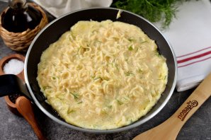 Омлет с колбасой и лапшой быстрого приготовления