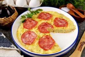 Омлет с колбасой и лапшой быстрого приготовления