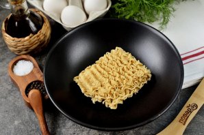 Омлет с колбасой и лапшой быстрого приготовления