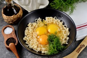 Омлет с колбасой и лапшой быстрого приготовления