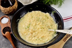 Омлет с колбасой и лапшой быстрого приготовления