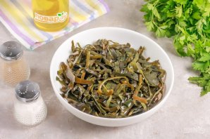 Оригинальный салат из морской капусты с тунцом и авокадо