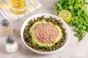 Оригинальный салат из морской капусты с тунцом и авокадо