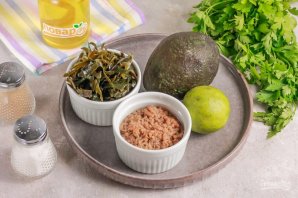 Оригинальный салат из морской капусты с тунцом и авокадо