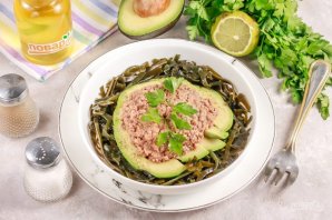 Оригинальный салат из морской капусты с тунцом и авокадо