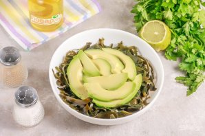 Оригинальный салат из морской капусты с тунцом и авокадо