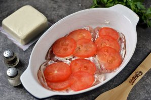 Отбивные из индейки запеченные с помидорами и сыром