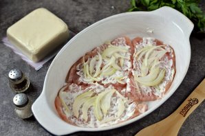 Отбивные из индейки запеченные с помидорами и сыром