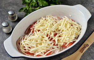 Отбивные из индейки запеченные с помидорами и сыром