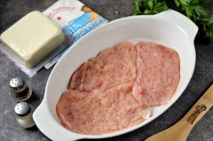 Отбивные из индейки запеченные с помидорами и сыром