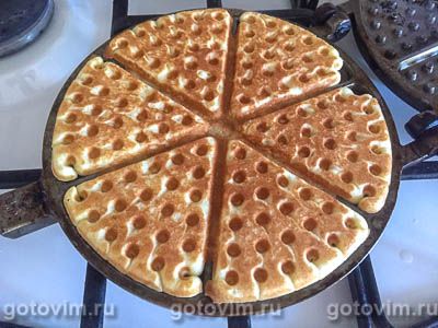 Печенье в форме (на плите) Печенье в форме (на плите)