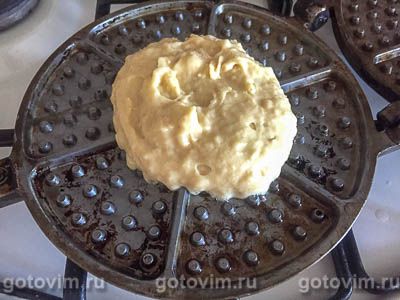 Печенье в форме (на плите) Печенье в форме (на плите)