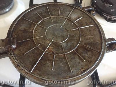 Печенье в форме (на плите) Печенье в форме (на плите)