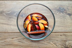 Персики в красном вине