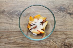 Персики в красном вине