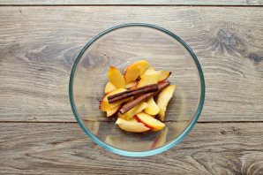 Персики в красном вине