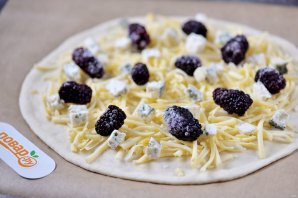 Пицца с ежевикой Пицца с ежевикой