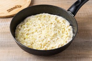 Постный заливной пирог из дрожжевого теста на сковороде