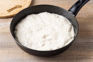 Постный заливной пирог из дрожжевого теста на сковороде